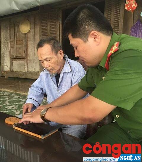  Công an huyện Nghĩa Đàn làm thủ tục cấp CMND miễn phí cho người dân