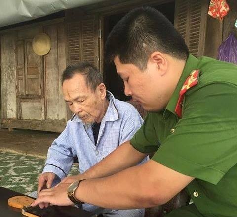 Xuống tận cơ sở để làm thủ tục cấp CMND cho người dân