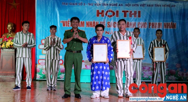 Traao thưởng cho các đội thi có thành tích xuất sắc.