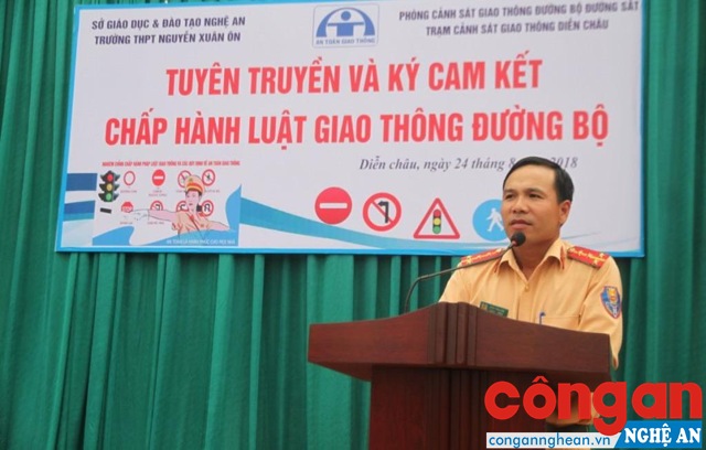 Đại úy Đàm Văn Linh, cán bộ Trạm Cảnh sát giao thông Diễn Châu tuyên truyền Luật giao thông đường bộ tại Trường THPT Nguyễn Xuân Ôn
