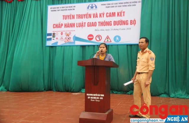 Học sinh trả lời câu hỏi liên quan đến trật tự ATGT