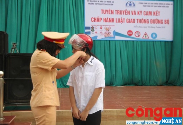 Trao các phần quà cho các em học sinh trả lời đúng câu hỏi