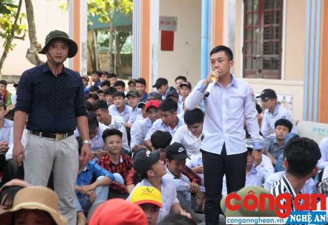 Học sinh trả lời câu hỏi về Luật giao thông đường bộ