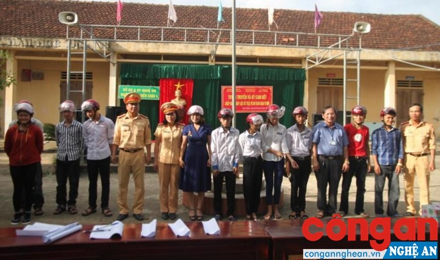 Trao mũ bảo hiểm cho các em học sinh