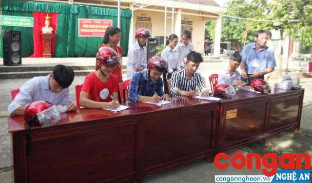 Ký cam kết chấp hành Luật giao thông đường bộ
