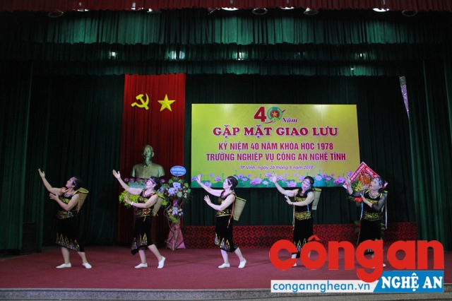 Các tiết mục văn nghệ do chính các cựu học viên trường Nghiệp vụ Công an Nghệ tĩnh khóa 1978 biểu diễn