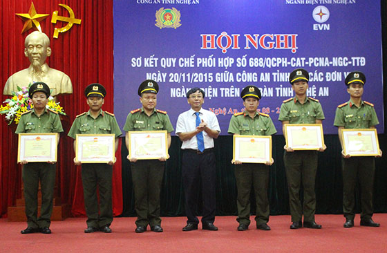 Các cá nhân, tập thể nhận Giấy khen của Công ty Truyền tải điện 1