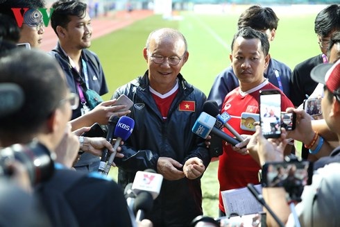 HLV Park Hang Seo lo lắng khi Văn Hậu bị treo giò và lịch thi đấu dày đặc nhưng khẳng định Olympic Việt Nam nỗ lực hết mình. (Ảnh: Ngọc Duy)