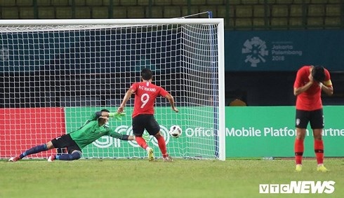 Son Heung Min ôm mặt, quay lưng, không dám nhìn quả phạt đền quyết định số phận trận đầu Olympic Hàn Quốc và Olympic Uzbekistan. (Ảnh: Duy Thành)