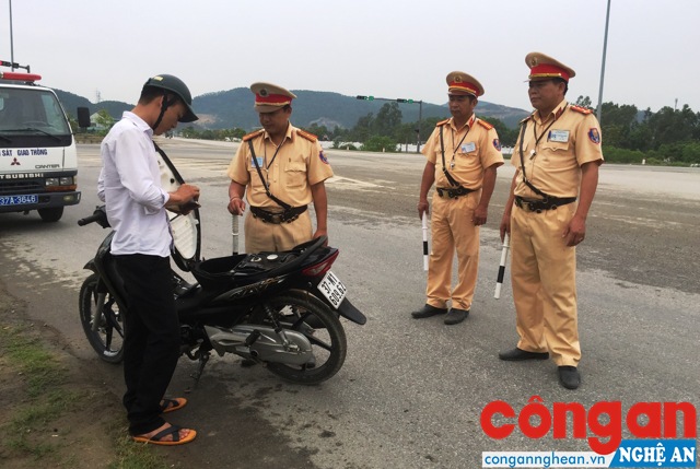 Lực lượng CSGT kiểm tra, xử lý các trường hợp vi phạm