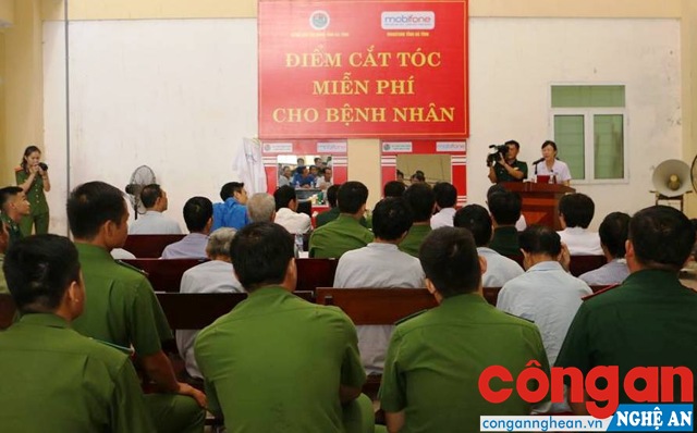 Khai trương điểm cắt tóc miễn phí cho bệnh nhân