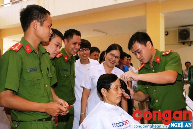 Cắt tóc miễn phí cho bệnh nhân
