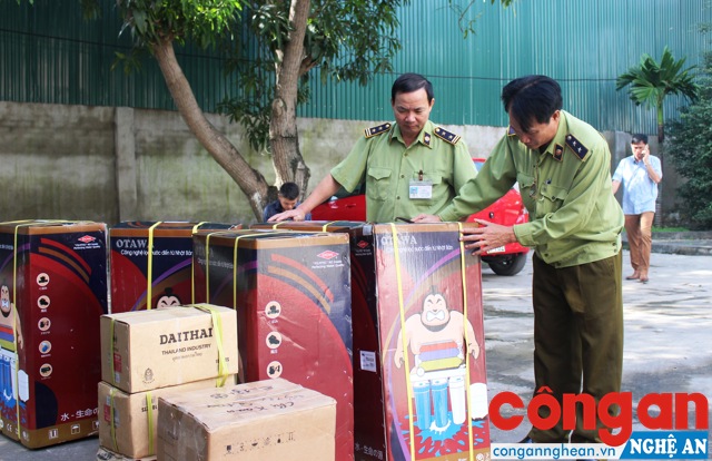 Nội dung phản biện về công tác đảm bảo ATVSTP của MTTQ tỉnh được đánh giá cao, nâng cao ý thức của các cấp, ngành và nhân dân (Trong ảnh: Quản lý thị trường Nghệ An kiểm tra số thực phẩm vi phạm bị phát hiện, thu giữ)