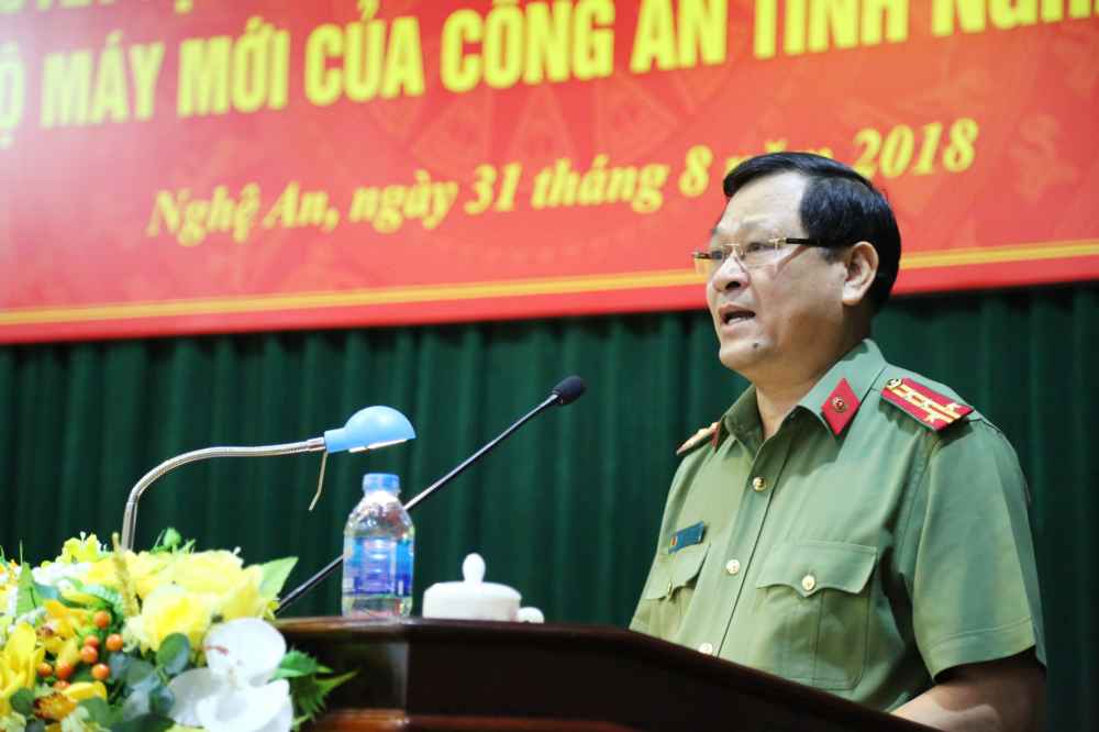 Đồng chí Đại tá Nguyễn Hữu Cầu, Ủy viên BTV Tỉnh ủy, Bí thư Đảng ủy, Giám đốc Công an Nghệ An phát biểu tại buổi lễ