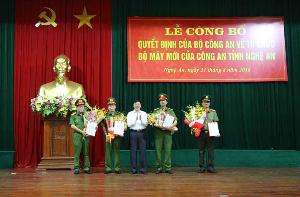 Đồng chí Nguyễn Văn Thông PBT Tỉnh ủy Nghệ An trao quyết định cho các đồng chí