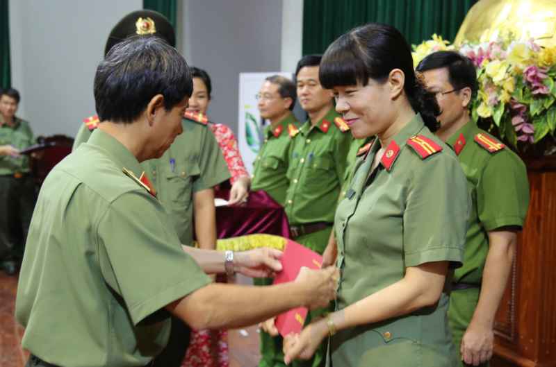 Trao chứng chỉ cho các học viên