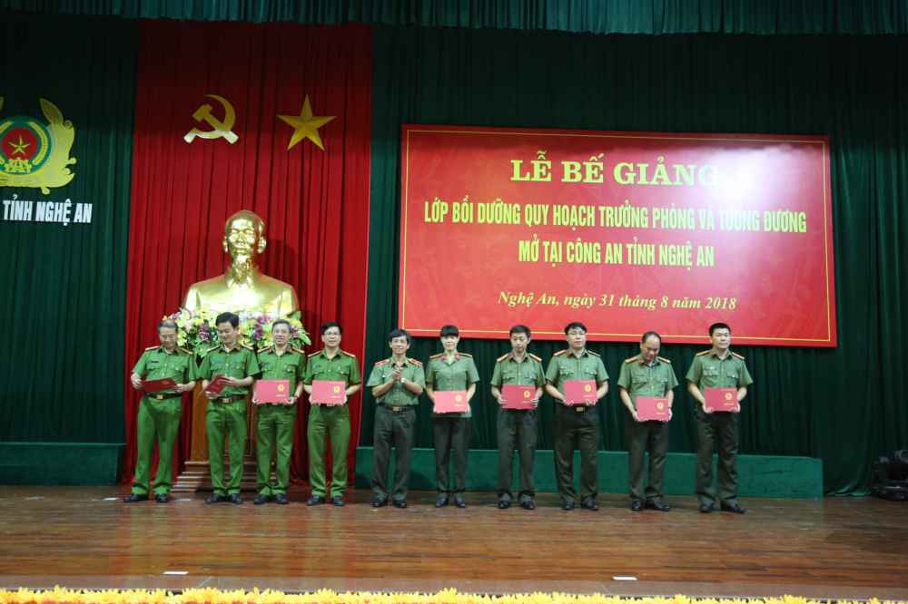 Trao chứng chỉ cho các học viên
