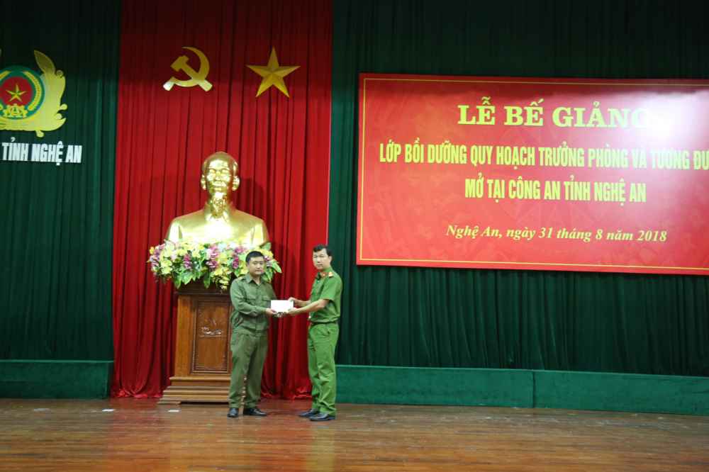Ủng hộ gia đình đồng chí  Moong Quốc Khánh