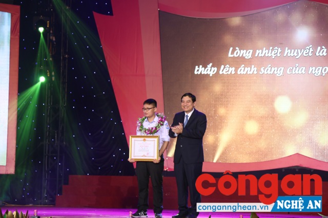 Đồng chí Nguyễn Đắc Vinh, Bí thư Tỉnh ủy trao Bằng khen cho em Phan Nhật Duật (học sinh Trường THPT chuyên Phan Bội Châu ) đạt Huy chương Đồng Olympic Hóa học quốc tế
