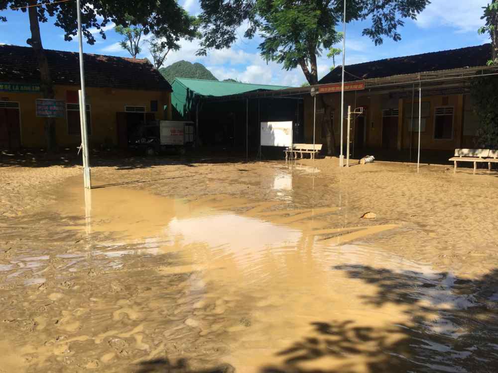 Sân trường PTTH Nội trú và THCS Con Cuông sáng ngày 1/9/2018