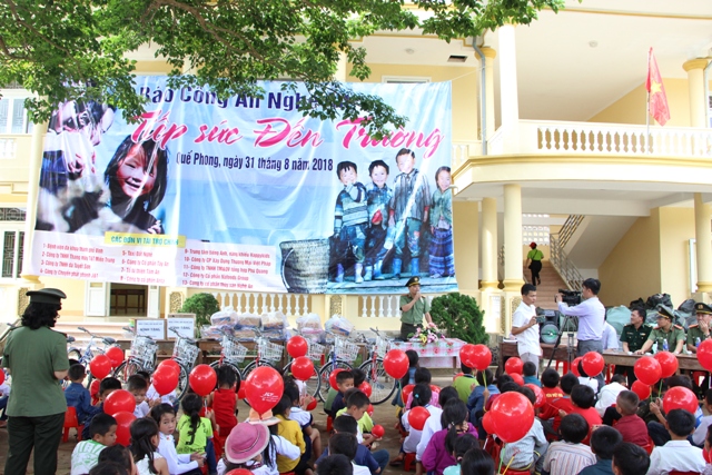 200 suất quà đến với các em học sinh Trường Tiểu học Tri Lễ 1 trước thềm năm học mới