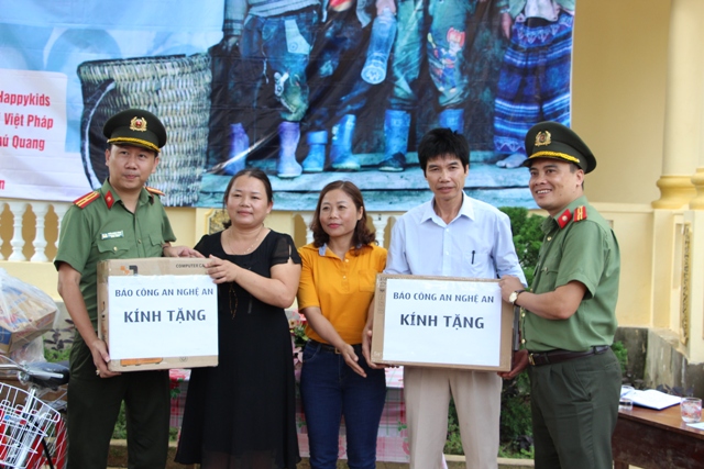 Ban tổ chức chương trình tặng 01 phần quà là dàn máy vi tính mới cho Ban giám hiệu nhà trường