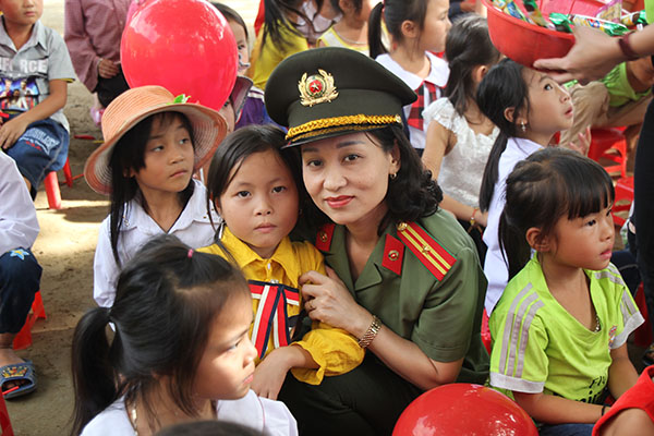Chụp ảnh lưu niệm cùng các em học sinh