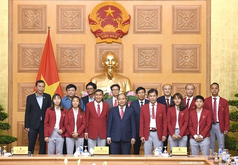 Thủ tướng cùng đại diện đội tuyển bóng đá nữ Việt Nam tham dự ASIAD - Ảnh: VGP/Quang Hiếu