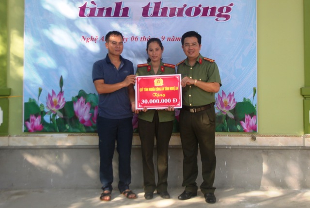 Lãnh đạo Phòng công tác Đảng và quần chúng thừa ủy quyền của lãnh đạo Công an tỉnh trao tặng số tiền 30 triệu đồng từ Quỹ tình nghĩa Công an Nghệ An ủng hộ gia đình đồng chí Thủy