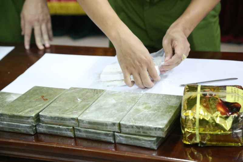 Lực lượng Công an kiểm, đếm lượng ma túy thu giữ được.