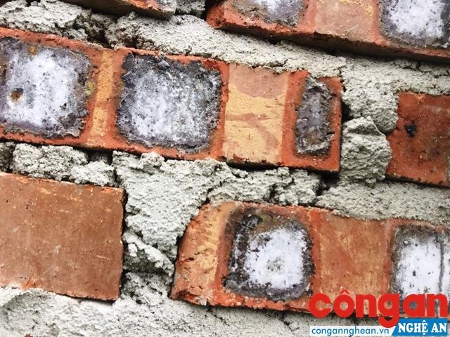 Hiện tượng gạch xây bờ tường bị sủi bọt trắng xóa (Ảnh do anh Trần Xuân Lĩnh cung cấp)