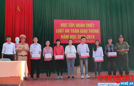 Tuyên truyền Luật Giao thông đường bộ cho học sinh