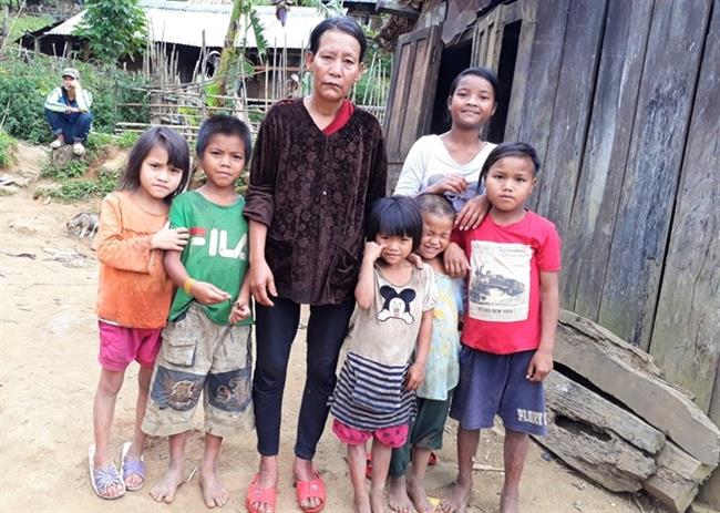 Những đứa trẻ nhỏ mồ côi, không nơi nương tựa là hậu quả của sự thiếu hiểu biết của bậc cha, mẹ khi tìm đến cái chết bằng lá ngón. 