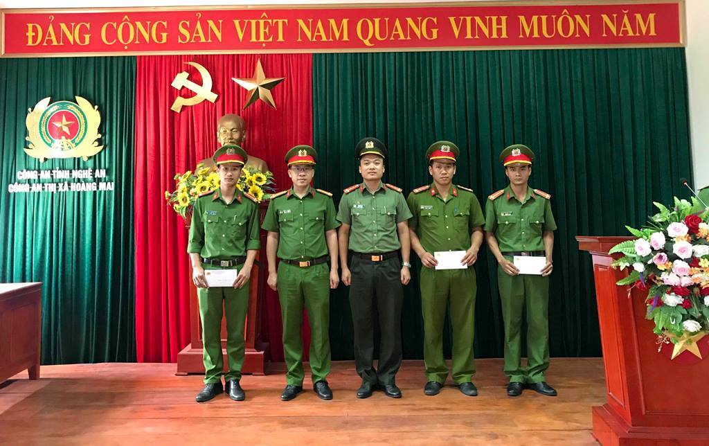 dịp này Đoàn thanh niên Công an tỉnh, lãnh đạo Công an thị xã cũng đã khen thưởng cho 3 đoàn viên có thành tích xuất sắc