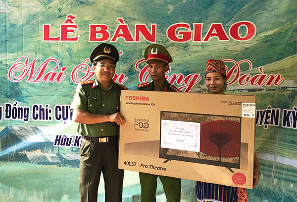 Đồng chí Đại tá Hồ Văn Tứ, Phó Giám đốc Công an tỉnh tặng quà cho gia đình Thượng úy Cụt Văn Thoong