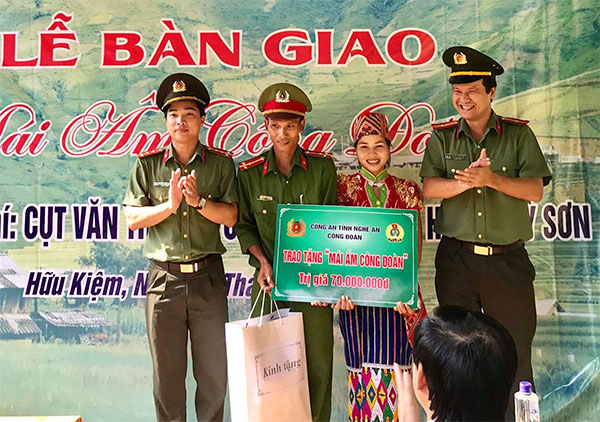 Lễ bàn giao nhà Mái ấm Công đoàn