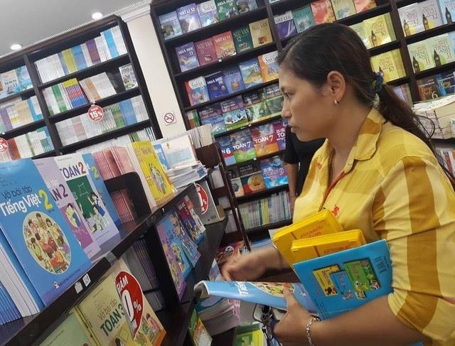 Nhiều phụ huynh bức xúc vì sách giáo khoa của con em chỉ dùng được 1 lần (Ảnh minh họa)