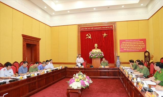 Đồng chí Phan Đình Trạc, Trưởng Ban Nội chính TW, Trưởng Đoàn công tác số 2, Ban Chỉ đạo TW về PCTN phát biểu tại buổi làm việc.