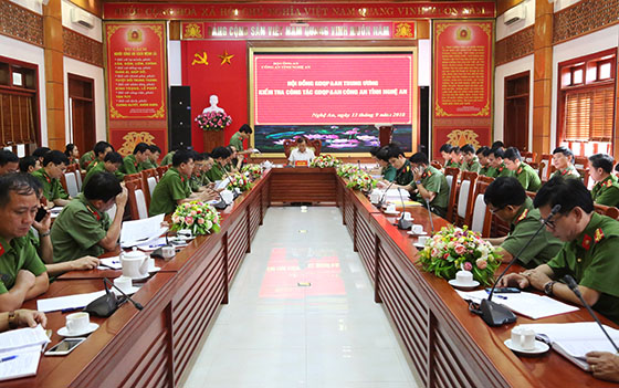 Kiểm tra công tác GDQP&AN Công an tỉnh Nghệ An
