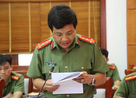 Đồng chí Đại tá Hồ Văn Tứ, Phó Bí thư Đảng ủy, Phó Giám đốc Công an tỉnh báo cáo kết quả thực hiện công tác GDQP&AN của Công an tỉnh Nghệ An