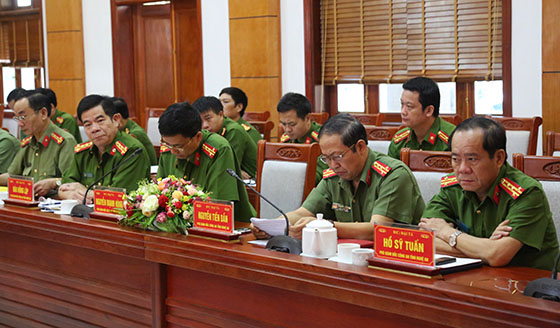 Các đồng chí trong Ban Giám đốc Công an tỉnh tham dự buổi kiểm tra