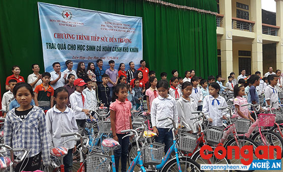 Tặng 53 xe đạp cho học sinh nghèo huyện Quỳ Hợp