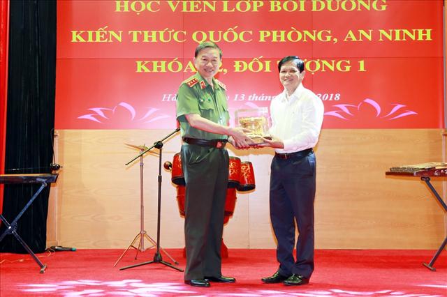 Đại diện Lớp Bồi dưỡng kiến thức Quốc phòng, An ninh Khóa 72 - đối tượng 1 trao quà lưu niệm tặng lãnh đạo Bộ Công an.