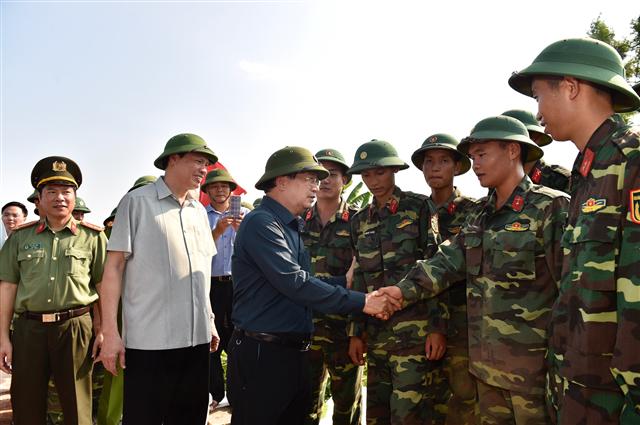 CHÙM ẢNH: Phó Thủ tướng thị sát, đôn đốc ứng phó Bão số 6