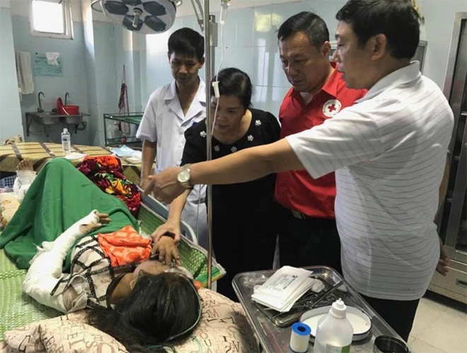 Nạn nhân bị thương trong vụ tai nạn đang được các bác sỹ tích cực thăm khám điều trị.