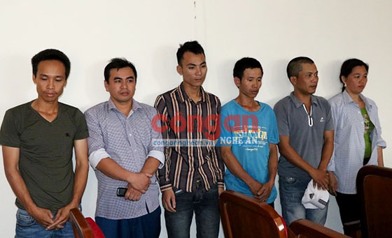 Bắt ổ nhóm đánh bạc trên chùa Hương Tích