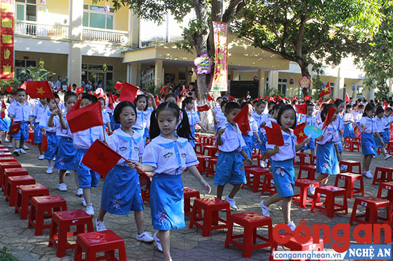 Các em học sinh lớp 1, Trường Tiểu học Hưng Dũng 1, TP Vinh trong lễ khai giảng năm học mới 2018 - 2019