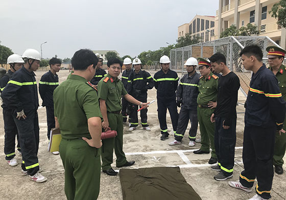 Cán bộ Cục Cảnh sát PCCC và CNCH hướng dẫn thực hành nội dung chạy 100m vượt chướng ngại vật, cứu nạn, cứu hộ