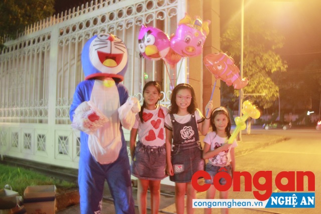 Các em nhỏ rất hào hứng với những mascot (người trong lốt thú bông) như Ddooorremon...