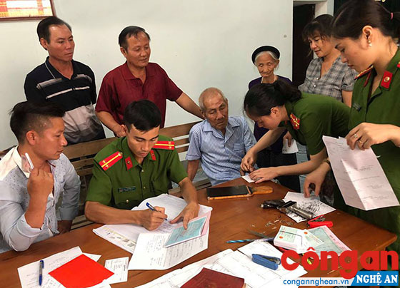 Những đợt về tận cơ sở làm thủ tục cấp đổi, cấp phát CMND miễn phí cho người dân góp phần cụ thể hóa nội dung “tận tụy hơn” mà Công an tỉnh Nghệ An đang đẩy mạnh thực hiện